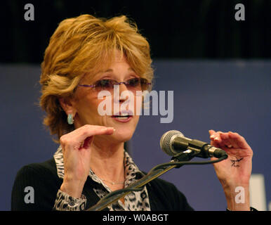 L'attrice Jane Fonda fa un punto durante un discorso alla folla riunita per la sua booksigning a Indigo Libri e Music Store il 21 aprile 2005 nel centro cittadino di Toronto, Canada. Fonda ha intrattenuto il pubblico con aneddoti dalla sua vita durante una sessione di domande e risposte e poi siamo andati a firmare copie della sua biografia 'My vita finora' per i suoi fan. (UPI foto/Christine masticare) Foto Stock