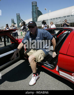 Il team Forsythe Champ Car driver Paul Tracy, di Toronto, arriva in corrispondenza della buca ad Exhibition Place nella nuova Ford GT ritmo ufficiale auto per il Toronto Molson Indy il 7 luglio 2005. Il ventesimo in esecuzione della Champ Car World Series gara si svolge su luglio 10th. Tracy è due volte vincitore del Toronto Indy gara. (UPI foto / Grazia Chiu) Foto Stock