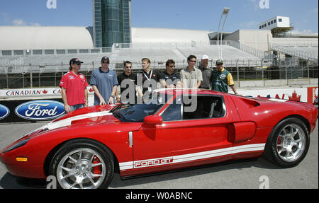 Champ Car driver soddisfano al pit a luogo espositivo per il Toronto Molson Indy il 7 luglio 2005 come la nuova Ford GT gazzetta la pace car è svelato. Il ventesimo in esecuzione della Champ Car World Series gara si svolge su luglio 10th. Da sinistra: Jimmy Vasser, Paul Tracy, Timo Glock, Sebastien Bourdais, Oriol Servia, Andrew Ranger, la Ford Canada rappresentante, e Alex Tagliani. (UPI foto / Grazia Chiu) Foto Stock