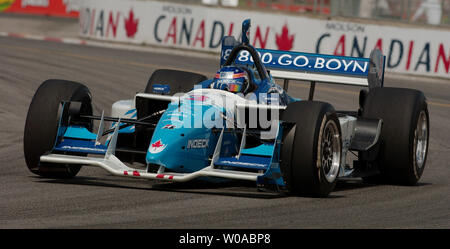 Champ Car punti leader Paul Tracy mette la sua auto attraverso i passi durante una sessione di prove libere a Toronto il Molson Indy 9 luglio 2005 alla fiera luogo a Toronto, Canada. Tracy ha continuato a registrare un laptime di 58.594 secondi il giorno durante la sessione di qualifiche e partirà alle spalle di Sebastien Bourdais che ha conquistato la pole position con un laptime di 58.552 secondi. (UPI foto/Christine masticare) Foto Stock