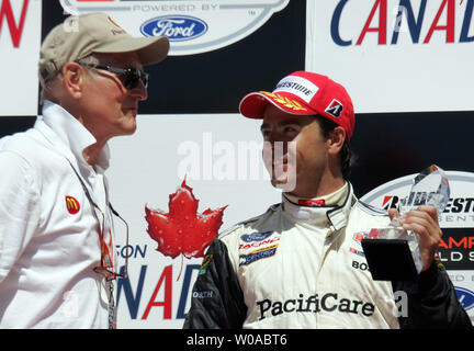 Lo spagnolo Champ Car conducente celebra il suo secondo posto finale con il proprietario del team Paul Newman a luogo espositivo per il ventesimo in esecuzione del Toronto Molson Indy sulla luglio 10, 2005. Oriol completato i 86 giri di gara in 1:46:11.908 ore dietro l'Inghilterra del Justin Wilson. (UPI foto / Grazia Chiu) Foto Stock