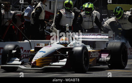 Lo spagnolo Champ Car conducente Oriol Servia capi fuori da un pit stop al luogo espositivo per il ventesimo in esecuzione del Toronto Molson Indy sulla luglio 10, 2005. Servia, del team Newman-Haas, finiture in seconda posizione dopo 86 giri con un tempo di 1:46:10.908 ore dietro il pilota inglese Justin Wilson. (UPI foto / Grazia Chiu) Foto Stock