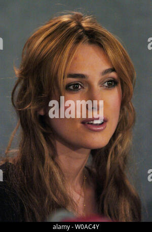 Keira Knightley risponde alle domande dei media in occasione di una conferenza stampa per 'Orgoglio e Pregiudizio' al Sutton Place Hotel durante il Toronto International Film Festival il 11 settembre 2005 a Toronto in Canada. (UPI foto/Christine masticare) Foto Stock