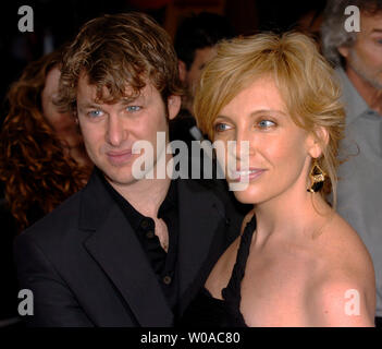 Toni Collette e Dave Galafassi arriva per il Toronto International Film Festival premiere mondiale di gala per lo screening di 'nelle scarpe' a Roy Thomson Hall di Toronto in Canada il 14 settembre 2005. (UPI foto/Christine masticare) Foto Stock