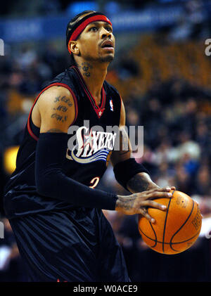 Philadelphia 76ers' Allen Iverson viene impostato per fare un tiro libero durante il primo trimestre azione contro il Toronto Raptors all'Air Canada Centre il 16 novembre 2005 a Toronto in Canada. Led di Iverson tutti i marcatori con 42 punti su la notte come il 76ers è andato a sconfiggere i rapaci 121-115. (UPI foto/Christine masticare) Foto Stock