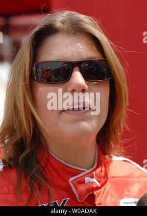 L'Inghilterra del Katherine Legge, unica donna nel campo di 18 piloti al Toronto Molson Grand Prix, parla con i giornalisti dopo una sessione di prove libere a Exhibition Place a Toronto in Canada il 7 luglio 2006. Legge finito in sedicesimo posto oggi dopo la sessione di qualifiche. (UPI foto/Christine masticare) Foto Stock