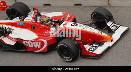 Polesitter e campione in carica Justin Wilson gare round sulla pista durante il Molson Grand Prix di Toronto a luogo espositivo a Toronto in Canada il 9 luglio 2006. Wilson concluso al quarto posto come A.J. Allmendinger è andato a vincere la gara, dandogli la sua terza vittoria di fila in Champ Car World Series. (UPI foto/Christine masticare) Foto Stock