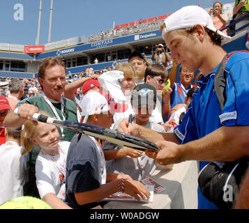 In Francia la Richard Gasquet firma autografi per i fan sul Centre Court dopo aver sconfitto Andy Murray 6-2, 7-5 durante la Rogers Cup semi-azione finale presso il centro Rexall a Toronto in Canada il 12 agosto 2006. (UPI foto/Christine masticare) Foto Stock