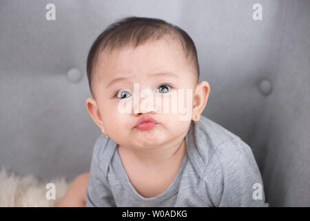 Immagine di Sweet Baby girl, closeup ritratto della cute 8 mese-vecchia ragazza sorridente, bimbo. Foto Stock