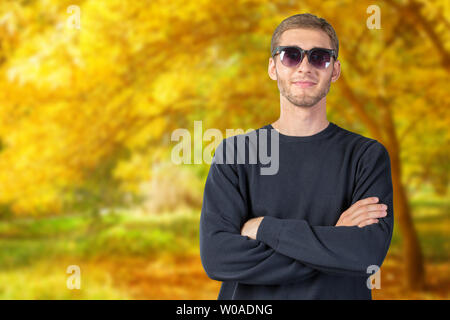 Giovane uomo bello in occhiali da sole scuri Foto Stock