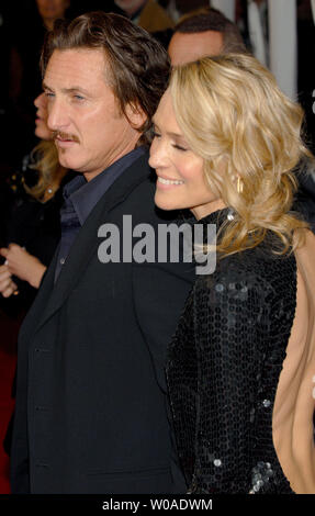 Sean Penn e la moglie Robin Wright Penn arrivano sul tappeto rosso per la prima mondiale di "tutti gli uomini del re' durante il Toronto International Film Festival a Roy Thomson Hall di Toronto in Canada il 10 settembre 2006. (UPI foto/Christine masticare) Foto Stock