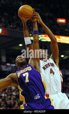 Los Angeles Lakers' Lamar Odom e Toronto Raptors' Chris Bosh battaglia per un rimbalzo durante il secondo trimestre azione a Air Canada Centre a Toronto in Canada il 9 febbraio 2007. I rapaci è andato a sconfiggere i Lakers 96-92 come entrambi Bosh e Odom aveva il doppio-doppie con Bosh ottenere 29 punti e 11 rimbalzi e Odom ottenere 17 punti e 12 rimbalzi. (UPI foto/Christine masticare) Foto Stock