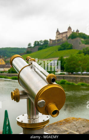 WURZBURG, Germania - 12 giugno 2019: il telescopio, in background (defocussed) Fortezza di Marienberg, un prominente punto di riferimento sul fiume principale a Würzburg, Foto Stock