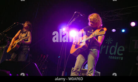 American folk rock duo, l'Indigo Girls Amy Ray (L) e Emily Saliers eseguire sul palco nel cuore del villaggio gay come parte dell'orgoglio Toronto festeggiamenti nel centro cittadino di Toronto, Canada il 23 giugno 2007. Il cantante-cantautori, icone della comunità gay, sono in città rivestimento padiglione una serie gratuita di concerti che si terranno nel corso di uno dei più grandi del mondo orgoglio celebrazioni.(UPI foto/Christine masticare) Foto Stock