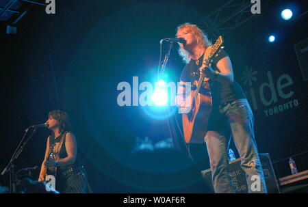 American folk rock duo di Indigo Girls Amy Ray (L) e Emily Saliers eseguire sul palco nel cuore del villaggio gay come parte dell'orgoglio Toronto festeggiamenti nel centro cittadino di Toronto, Canada il 23 giugno 2007. Il cantante-cantautori, icone della comunità gay, sono in città rivestimento padiglione una serie gratuita di concerti che si terranno nel corso di uno dei più grandi del mondo orgoglio celebrazioni.(UPI foto/Christine masticare) Foto Stock