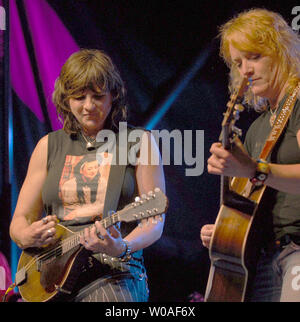 American folk rock duo di Indigo Girls Amy Ray (L) e Emily Saliers eseguire sul palco nel cuore del villaggio gay come parte dell'orgoglio Toronto festeggiamenti nel centro cittadino di Toronto, Canada il 23 giugno 2007. Il cantante-cantautori, icone della comunità gay, sono in città rivestimento padiglione una serie gratuita di concerti che si terranno nel corso di uno dei più grandi del mondo orgoglio celebrazioni.(UPI foto/Christine masticare) Foto Stock