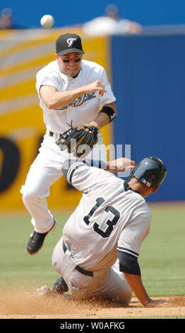 New York Yankees' di Alex Rodriguez (n. 13) scorre ma è fuori a seconda base come Toronto Blue Jays interbase John McDonald getta a prima di girare un doppio gioco nel quarto inning presso il Rogers Centre a Toronto in Canada il 6 agosto 2007. Gli Yankees sconfitto il Jays 5-4. (UPI foto/Christine masticare) Foto Stock