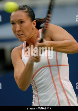 Secondo seme Jelena Jankovic della Serbia colpi di rovescio ritorno durante il suo Rogers Cup Semifinal match contro Tatiana GOLOVIN della Francia al centro Rexall a Toronto in Canada il 18 agosto 2007. Jankovic sconfitto Golovin 5-7, 6-3, 6-2 per avanzare alla finale di domani. (UPI foto/Christine masticare) Foto Stock