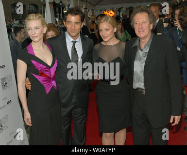 Il cast di " Elisabetta: l'età d'oro" (L-R) Cate Blanchett, Clive Owen, Abbie Cornish e Geoffrey Rush arrivano al Roy Thomson Hall per la prima mondiale del loro film durante il Toronto International Film Festival di Toronto in Canada il 9 settembre 2007. Blanchett reprising il suo ruolo di titolo come il monarca in questo sequel di "Elizabeth" dove ha ricevuto una nomination per l'Oscar per la sua performance. (UPI foto/Christine masticare) Foto Stock