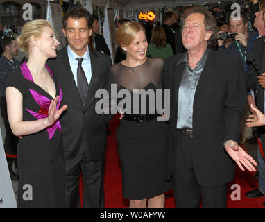 Il cast di " Elisabetta: l'età d'oro" (L-R) Cate Blanchett, Clive Owen, Abbie Cornish e Geoffrey Rush condividere uno scherzo sul tappeto rosso come essi arrivano a Roy Thomson Hall per la prima mondiale del loro film durante il Toronto International Film Festival di Toronto in Canada il 9 settembre 2007. (UPI foto/Christine masticare) Foto Stock