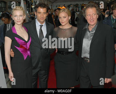 Il cast di " Elisabetta: l'età d'oro" (L-R) Cate Blanchett, Clive Owen, Abbie Cornish e Geoffrey Rush arrivano al Roy Thomson Hall per la prima mondiale del loro film durante il Toronto International Film Festival di Toronto in Canada il 9 settembre 2007. Blanchett reprising il suo ruolo di titolo come il monarca in questo sequel di "Elizabeth" dove ha ricevuto una nomination per l'Oscar per la sua performance. (UPI foto/Christine masticare) Foto Stock