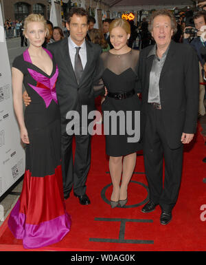 Il cast di " Elisabetta: l'età d'oro" (L-R) Cate Blanchett, Clive Owen, Abbie Cornish e Geoffrey Rush arrivano al Roy Thomson Hall per la prima mondiale del loro film durante il Toronto International Film Festival di Toronto in Canada il 9 settembre 2007. Blanchett reprising il suo ruolo di titolo come il monarca in questo sequel di "Elizabeth" dove ha ricevuto una nomination per l'Oscar per la sua performance. (UPI foto/Christine masticare) Foto Stock