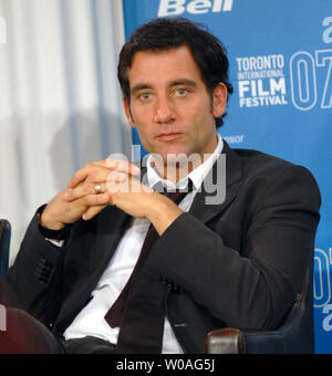 Attore britannico Clive Owen assiste al Toronto International Film Festival conferenza stampa per "Elizabeth: l'età d'Oro" al Sutton Place Hotel a Toronto in Canada il 9 settembre 2007. (UPI foto/Christine masticare) Foto Stock