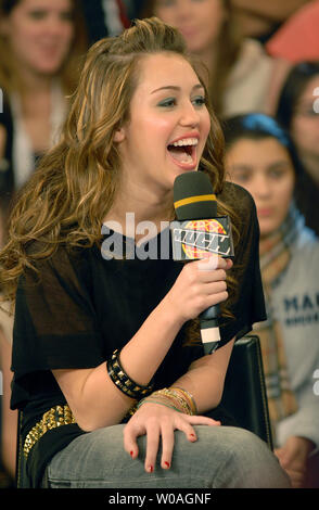 Quindici anni idol teen Miley Cyrus, star di serie televisive di successo "Hannah Montana' e figlia di Billy Ray Cyrus, assiste MuchOnDemand, una ventola-e-celebrity showcase, al MuchMusic studios nel centro cittadino di Toronto, Canada il 14 dicembre 2007. (UPI foto/Christine masticare) Foto Stock