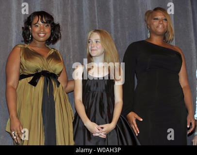 (L-R) Jennifer Hudson, Dakota Fanning e Queen Latifah andare sul palco per le introduzioni di colato prima della premiere mondiale lo screening di "i segreti della vita delle api' a Roy Thomson Hall durante il Toronto International Film Festival di Toronto in Canada il 5 settembre 2008. (UPI foto/Christine masticare) Foto Stock