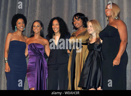 (L-R) Sophie Okonedo, Alicia Keys, direttore Gina Prince-Bythewood, Jennifer Hudson, Dakota Fanning e Queen Latifah andare sul palco per le presentazioni in ghisa prima al Toronto International Film Festival premiere mondiale lo screening di "i segreti della vita delle api' a Roy Thomson Hall di Toronto in Canada il 5 settembre 2008. (UPI foto/Christine masticare) Foto Stock