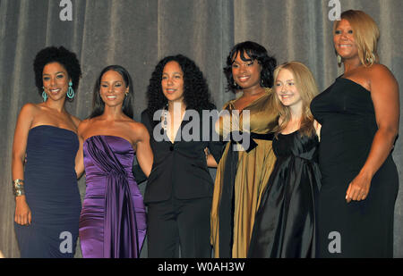 (L-R) Sophie Okonedo, Alicia Keys, direttore Gina Prince-Bythewood, Jennifer Hudson, Dakota Fanning e Queen Latifah andare sul palco per le presentazioni in ghisa prima al Toronto International Film Festival premiere mondiale lo screening di "i segreti della vita delle api' a Roy Thomson Hall di Toronto in Canada il 5 settembre 2008. (UPI foto/Christine masticare) Foto Stock