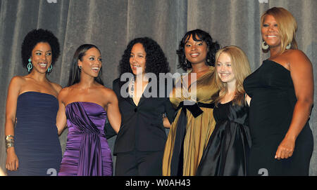 (L-R) Sophie Okonedo, Alicia Keys, direttore Gina Prince-Bythewood, Jennifer Hudson, Dakota Fanning e Queen Latifah andare sul palco per le presentazioni in ghisa prima al Toronto International Film Festival premiere mondiale lo screening di "i segreti della vita delle api' a Roy Thomson Hall di Toronto in Canada il 5 settembre 2008. (UPI foto/Christine masticare) Foto Stock