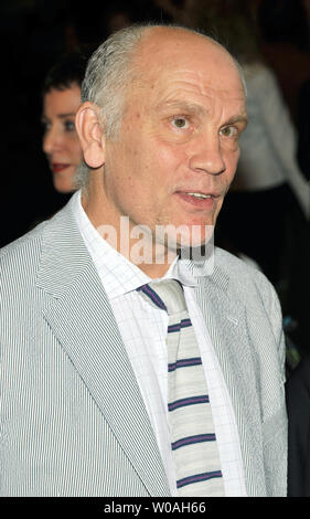 John Malkovich arriva per la premiere del 'Disgrace' al Winter Garden Theatre durante il Toronto International Film Festival di Toronto in Canada il 6 settembre 2008. (UPI foto/Christine masticare) Foto Stock