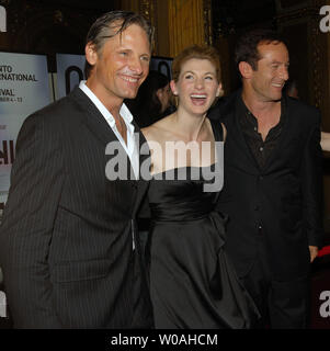 (L-R) attori Viggo Mortensen, Jodie Whittaker e Jason Isaacs arriva per la prima assoluta di "buoni" al Winter Garden Theatre durante il Toronto International Film Festival di Toronto in Canada il 8 settembre 2008. (UPI foto/Christine masticare) Foto Stock