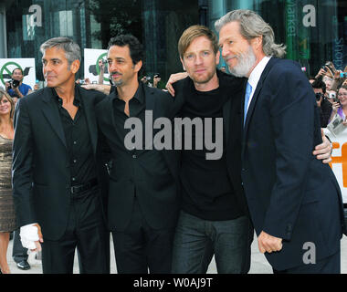 (L-R) George Clooney, direttore Grant Heslov, Ewan McGregor e Jeff Bridges arriva per il Toronto International Film Festival premiere di gala di 'gli uomini che guardano alla capra a Roy Thomson Hall di Toronto, in Canada, il 11 settembre 2009. UPI /Christine masticare Foto Stock