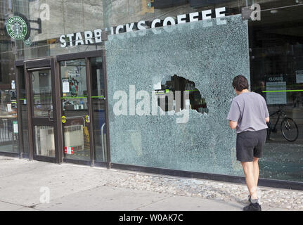 Un Canada Trust Bank finestra accanto ad un Starbucks Coffee è devastata da stoppino splinter gruppi da un grande anti G8, G20 pomeriggio marcia di protesta nel centro cittadino di Toronto, Ontario, 26 giugno 2010. UPI/Heinz Ruckemann Foto Stock