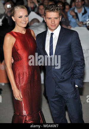 Attori Malin Akerman (L) e Ryan Phillippe arriva per la prima mondiale di "Il Bang Bang Club' a Roy Thomson Hall durante il Toronto International Film Festival di Toronto in Canada il 15 settembre 2010. UPI/Christine masticare Foto Stock