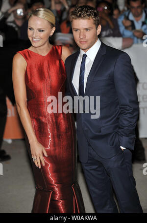 Attori Malin Akerman (L) e Ryan Phillippe arriva per la prima mondiale di "Il Bang Bang Club' a Roy Thomson Hall durante il Toronto International Film Festival di Toronto in Canada il 15 settembre 2010. UPI/Christine masticare Foto Stock