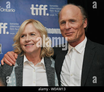 Ed Harris (R) e la moglie Amy Madigan partecipare al Toronto International Film Festival conferenza stampa di 'Che cosa è errato con la Virginia' allo Hyatt Regency Hotel a Toronto in Canada il 16 settembre 2010. UPI/Christine masticare Foto Stock