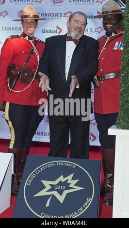 Affiancato dal RCMP onore protezioni, inductee David Clayton-Thomas, il cantante della band di sangue, sudore e lacrime, gesti oltre il suo premio la placca al di fuori del Teatro Canon durante il 2010 Canada Walk of Fame omaggio nel centro cittadino di Toronto, Ontario, 16 ottobre 2010. UPI Foto /Heinz Ruckemann Foto Stock