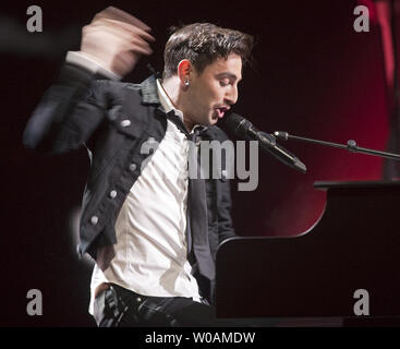 Hedley dal Jacob Hoggard suona presso il Juno Awards trasmesso alla Air Canada Centre durante i 2011 premi di Juno a Toronto, Ontario, Marzo 27, 2011. UPI Foto /Heinz Ruckemann Foto Stock