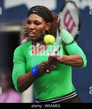 Serena Williams colpi di rovescio ritorno sul suo modo di vincere il suo secondo round match 6-1, 7-6 oltre la Germania Julia Goerges in Rogers Cup Single azione al centro Rexall a Toronto in Canada il 10 agosto 2011. UPI /Christine masticare Foto Stock