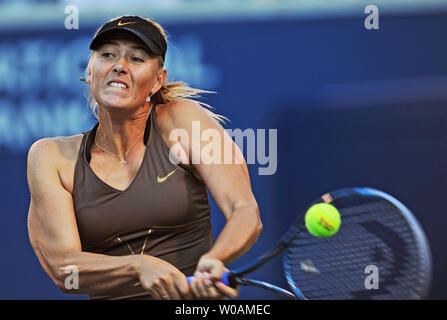 In Russia la Maria Sharapova colpi di rovescio ritorno durante la sua seconda partita contro la Serbia il Bojana Jovanovski in Rogers Cup Single azione al centro Rexall a Toronto in Canada il 10 agosto 2011. Sharapova sconfitto Jovanovski 6-1, 7-5. UPI /Christine masticare Foto Stock