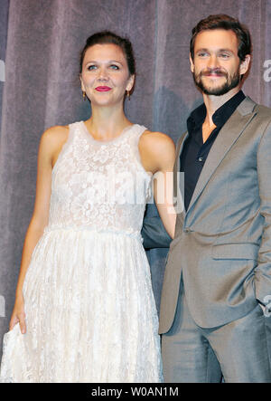 Gli attori Maggie Gyllenhaal (L) e Hugh Dancy partecipare egli premiere mondiale di gala per lo screening di 'L'isteria' a Roy Thomson Hall durante il Toronto International Film Festival di Toronto in Canada il 15 settembre 2011. UPI/Christine masticare Foto Stock