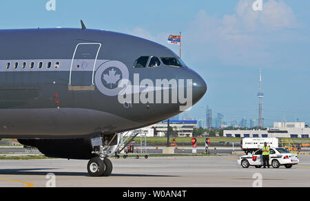 Battenti bandiera di Sua Altezza Reale il Principe Carlo, il piano portante il principe e sua moglie Camilla, la duchessa di Cornovaglia, atterra all'Aeroporto Internazionale Pearson di Toronto, Canada il 21 maggio 2012. La British Royal giovane è su una quattro giorni di tour del Canada come parte della regina Elisabetta di Diamante celebrazioni giubilari. UPI/Christine masticare Foto Stock