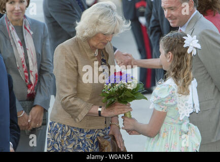 Camilla Duchessa di Cornovaglia riceve fiori da Morgan Marie Fremlin come lei e il Principe Carlo arrivano all'Aeroporto Internazionale Pearson di Toronto in Ontario in maggio 21, 2012 per la seconda gamba della loro 2012 Royal Tour in Canada parte della regina diamante Elizabeths celebrazioni giubilari. UPI Foto /Heinz Ruckemann Foto Stock