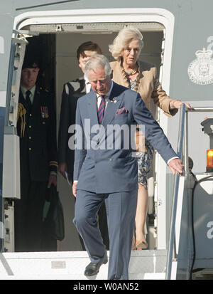 Il principe Carlo e sua moglie Camilla Duchessa di Cornovaglia arrivano all'Aeroporto Internazionale Pearson di Toronto in Ontario in maggio 21, 2012 per la seconda gamba della loro 2012 Royal Tour in Canada parte della regina diamante Elizabeths celebrazioni giubilari. UPI Foto /Heinz Ruckemann Foto Stock