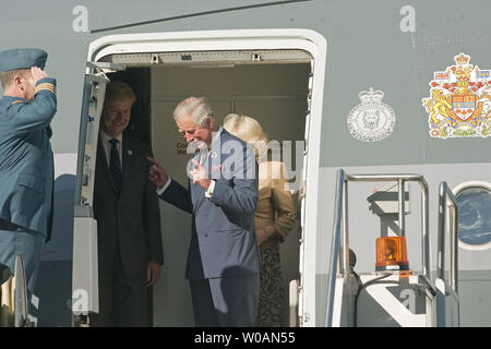 Il principe Carlo e sua moglie Camilla Duchessa di Cornovaglia arrivano all'Aeroporto Internazionale Pearson di Toronto in Ontario in maggio 21, 2012 per la seconda gamba della loro 2012 Royal Tour in Canada parte della regina diamante Elizabeths celebrazioni giubilari. UPI Foto /Heinz Ruckemann Foto Stock