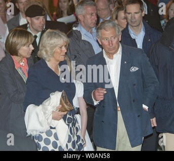 Il principe Carlo e sua moglie Camilla Duchessa di Cornovaglia incontrare i membri dell'Ontario per i servizi di emergenza e le loro famiglie come essi arrivano a Ashbridges Bay per Victoria giorno fuochi d'artificio a Toronto, Ontario, il 21 maggio 2012 durante la seconda gamba della loro 2012 Royal Tour in Canada parte della regina Elisabetta di Diamante celebrazioni giubilari. UPI Foto /Heinz Ruckemann Foto Stock