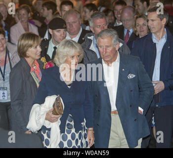 Il principe Carlo e sua moglie Camilla Duchessa di Cornovaglia incontrare i membri dell'Ontario per i servizi di emergenza e le loro famiglie come essi arrivano a Ashbridges Bay per Victoria giorno fuochi d'artificio a Toronto, Ontario, il 21 maggio 2012 durante la seconda gamba della loro 2012 Royal Tour in Canada parte della regina Elisabetta di Diamante celebrazioni giubilari. UPI Foto /Heinz Ruckemann Foto Stock